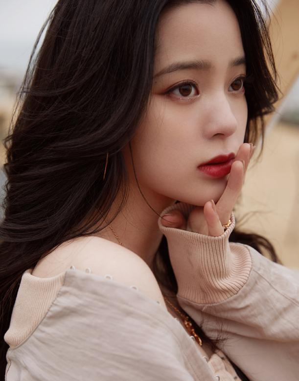 欧阳娜娜|欧阳娜娜逐渐大胆？挑战15cm内搭秀身材，外套滑落时我看红脸