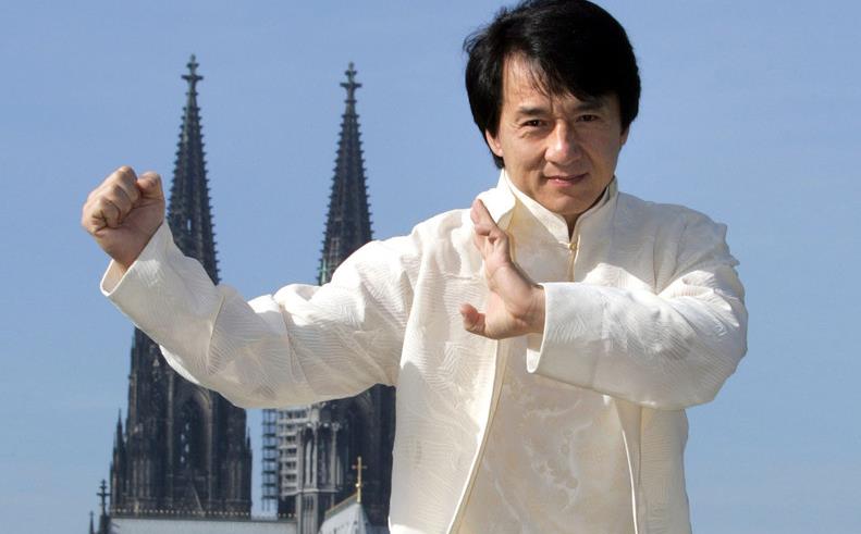 吴绮莉|吴绮莉一生有多悲哀，生下女儿逼婚成龙遭抛弃，事业精神备受摧残