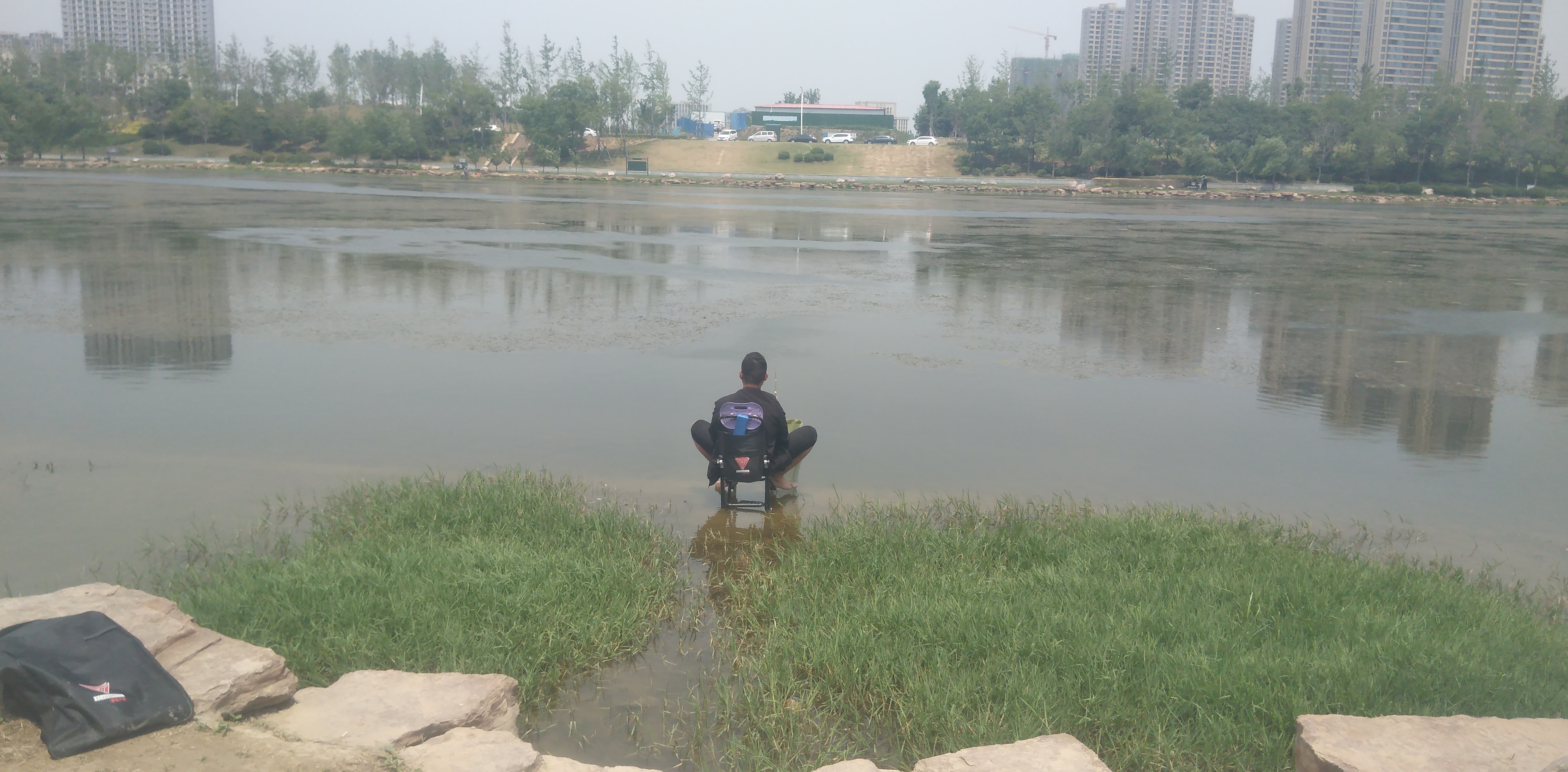 贾鲁河|贾鲁河，好多人都坐在水里钓鱼