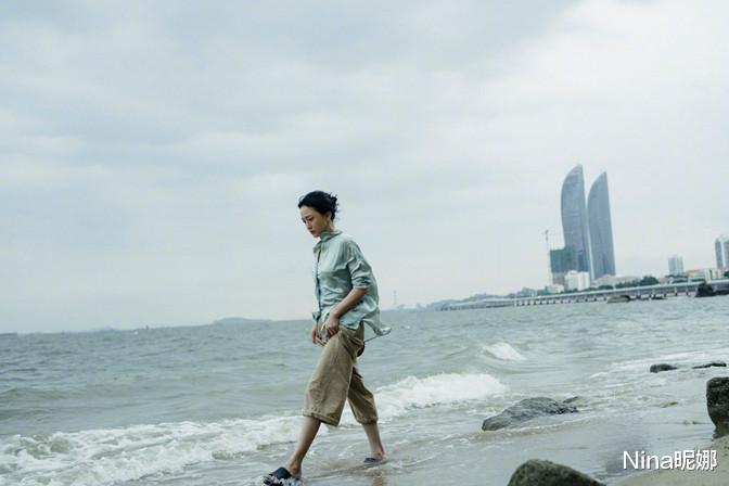 周迅|周迅罕见参加电影酒会，高调穿黑丝袜配彩虹短裙，面色红润超富态