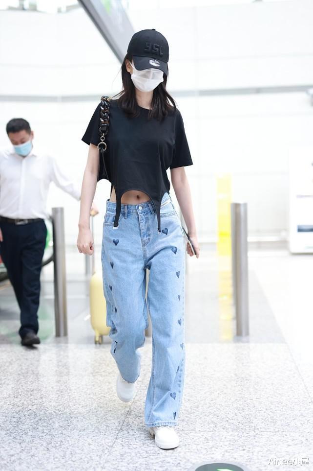 Ainee小屋|乔欣的腰细的有点不真实，“蚂蚁腰”穿超短上衣，牛仔裤松垮靠胯撑