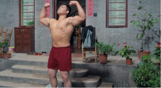 肌肉男|他是国产肌肉男,堪比巨石强身,撕完鬼子却无戏可拍