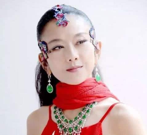 杨丽萍|杨丽萍回乡视频引争议，火车站上演T台秀，姐妹三人都未戴口罩