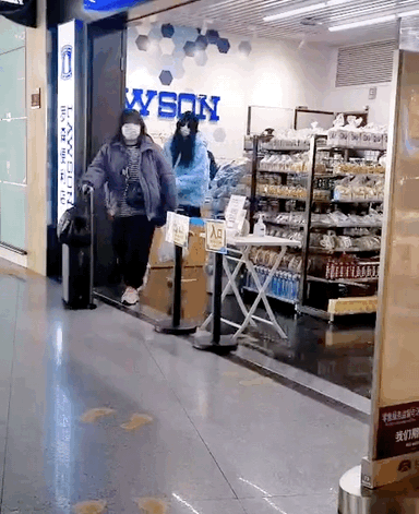 范冰冰|范冰冰机场购物被拍 上身棉衣下身超短热裤 你能看懂这种审美？