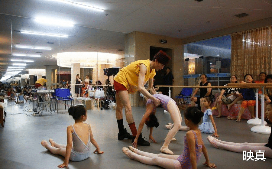 杨丽萍|杨丽萍徒弟郭冷,年入百万却至今未婚,40多岁仍是“生活白痴”