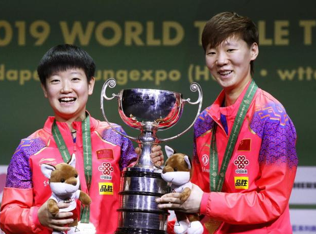 萌听小c姐|刘诗雯巅峰期比赛一人拿双冠，横扫丁宁陈梦11比0，四面国旗升起
