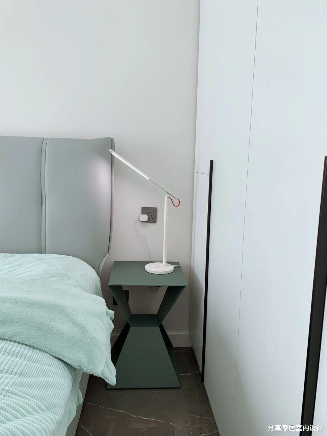 最近看她家入住两个月的新房，客厅与阳台打通很棒，不做电视墙很喜欢