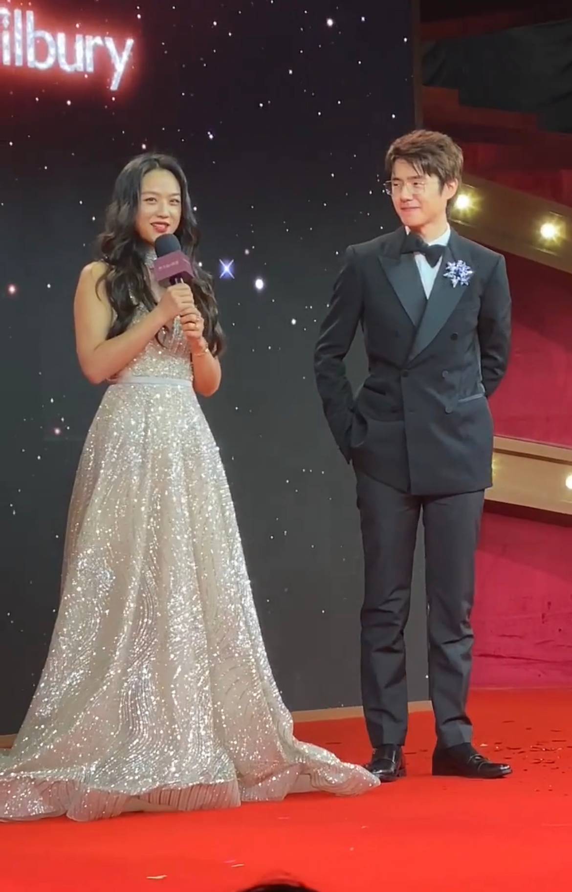 刘诗诗|42岁汤唯活动造型太妩媚！穿深V紧身裙身材好，与男演员互动有爱