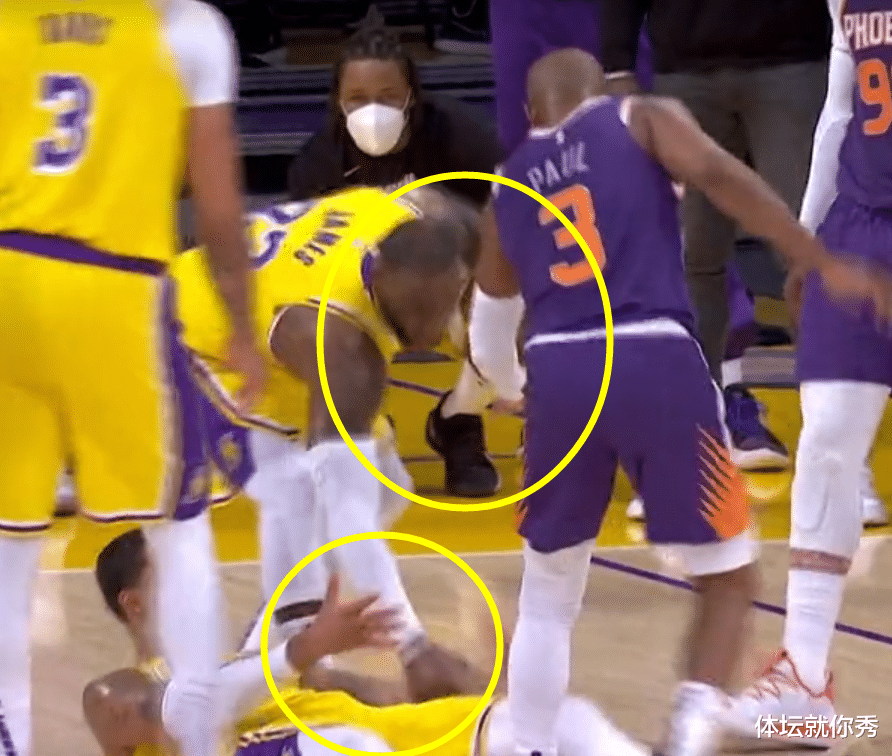 AC米兰|保罗撞倒库兹马！假装去拉人，被詹姆斯一把推开，我还不知道你？