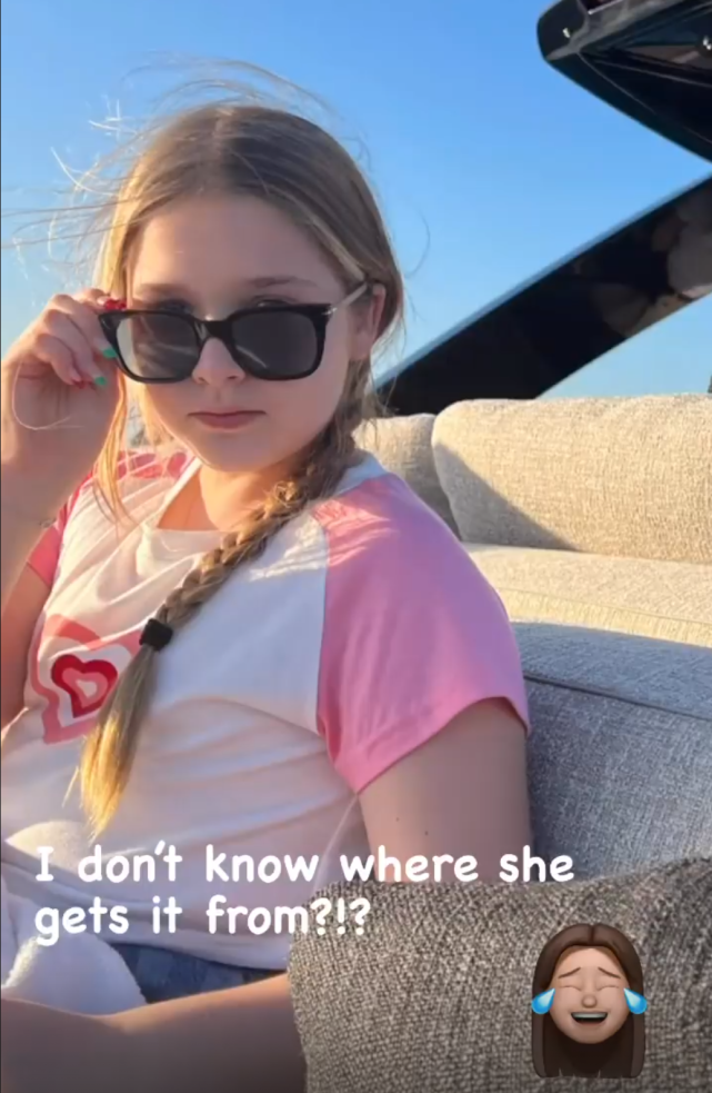 哈珀·贝克汉姆|贝克汉姆一家外出度假，夫妻俩大秀恩爱，小七放飞自我坐姿超豪放