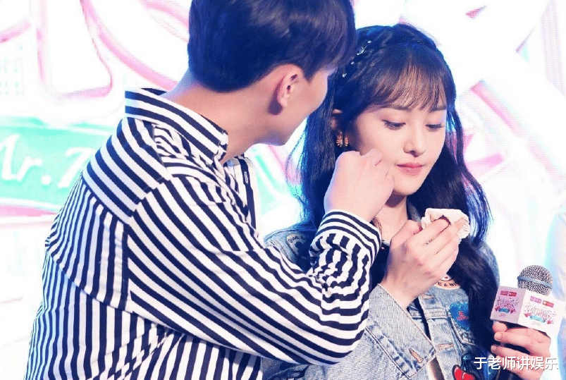 郑爽|郑爽和父母备年货，身形瘦削全程无交流，提到两个孩子崩溃大哭