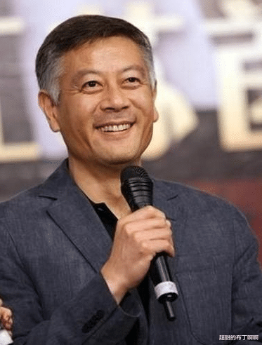 |60岁老戏骨巫刚，和陈瑾现身街头被拍，他和发妻离婚后，至今单身