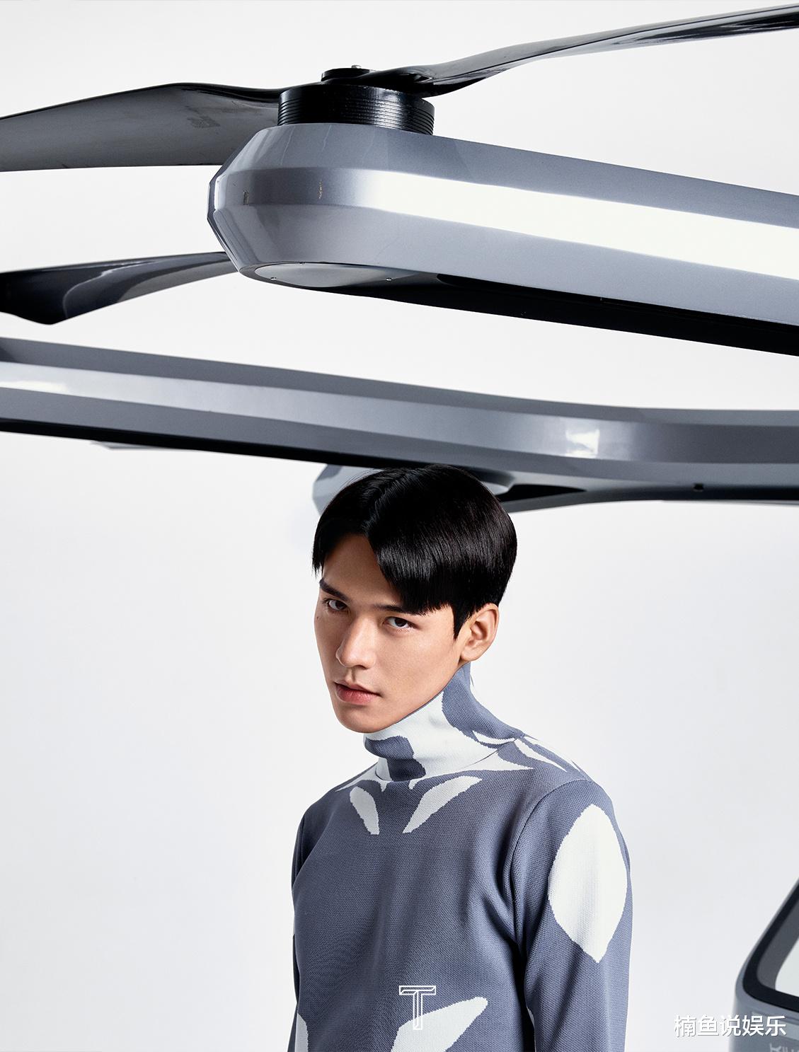 |龚俊出场太惊艳！拍抽象职场写真好洋气，三七分造型科技感十足