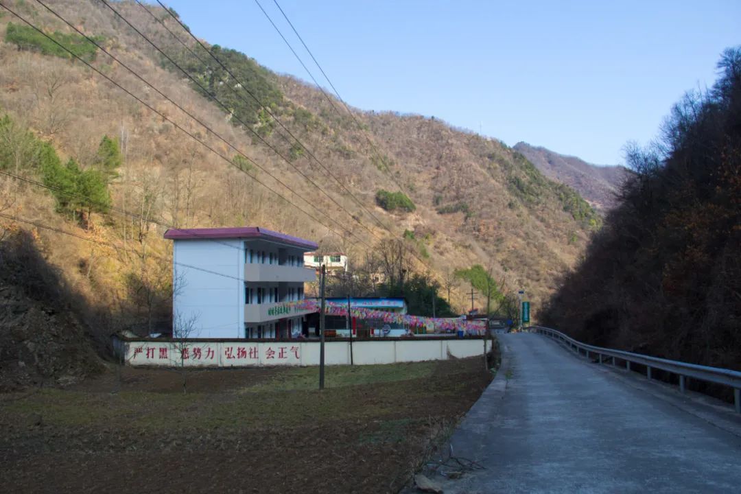 秦岭 景色平淡的秦岭小山沟，爬到高处拍了张全景，没想到竟还有了新发现