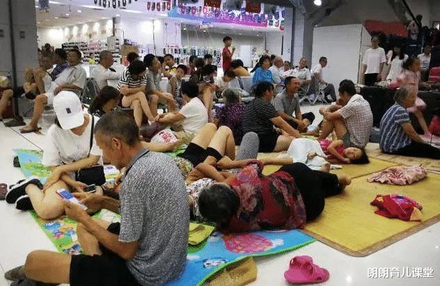  大妈带孙到商场“蹭空调”，早出晚归犹如上班打卡，网友：太嚣张