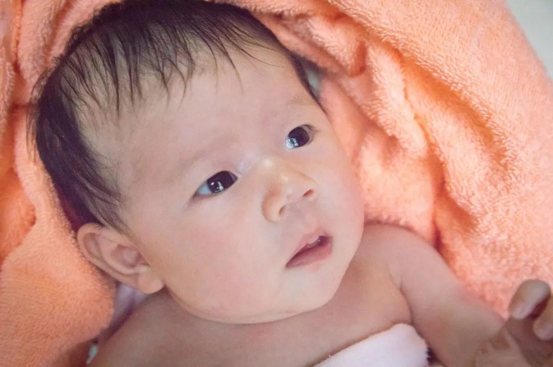 饭饭妈妈育儿|宝宝睡觉总出汗？可能不是热也不是缺钙，爸妈莫忽视这几大原因