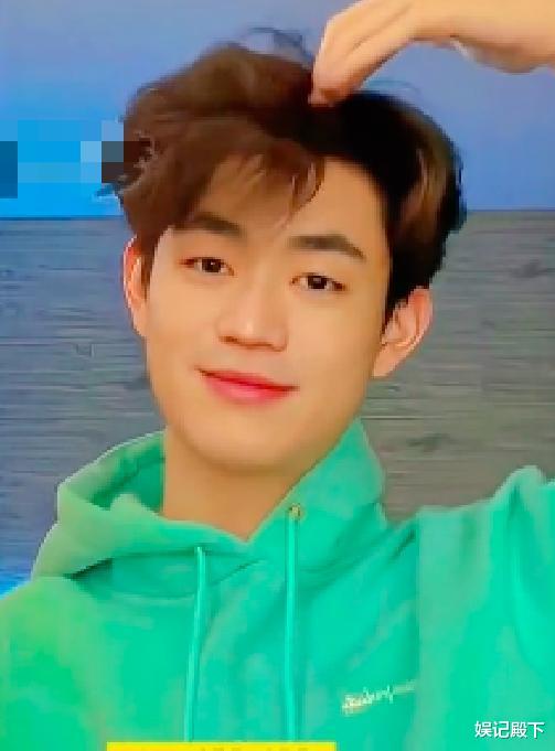 |小伙长相酷似宝强，明明两人五官相同，却一个土气一个时尚！