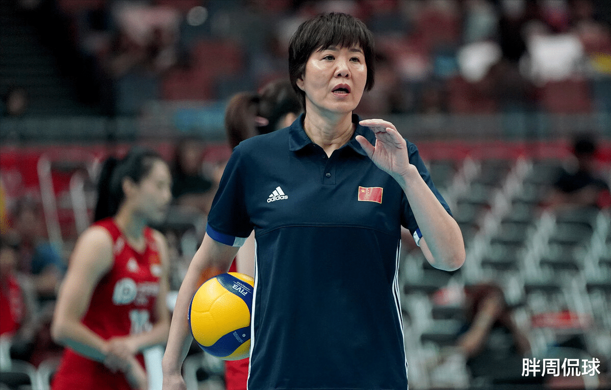 郎平|东京奥组委官宣，中国女排腹背受敌，郎平处境极为被动