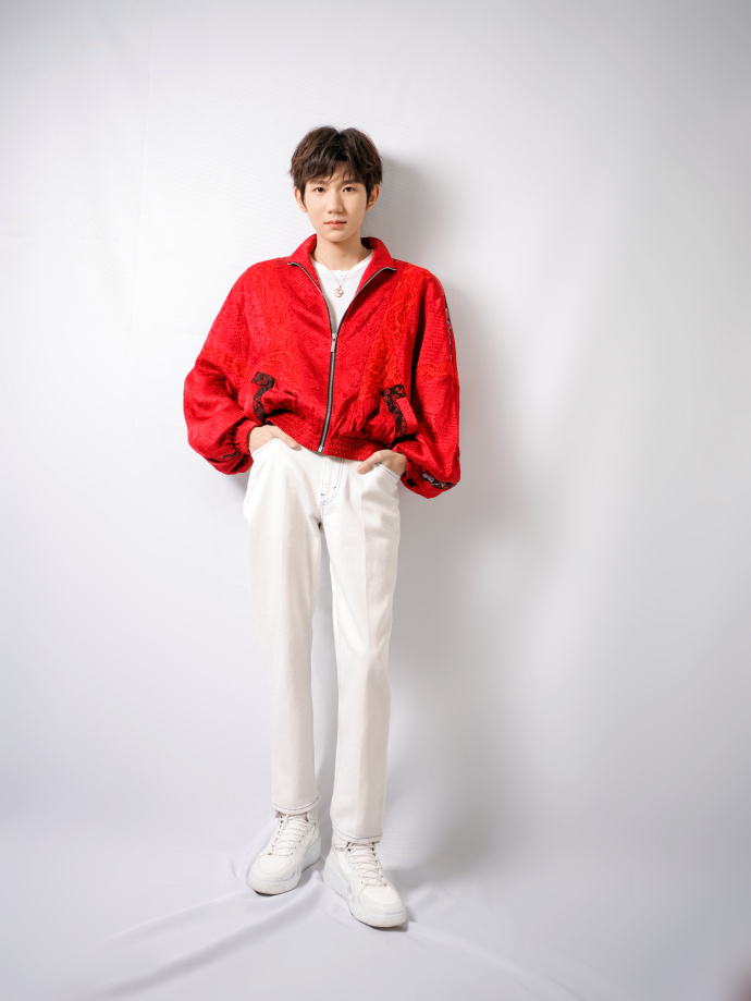 央視春晚造型：王一博中國紅棒球外套，張藝興水墨古風大片-圖9