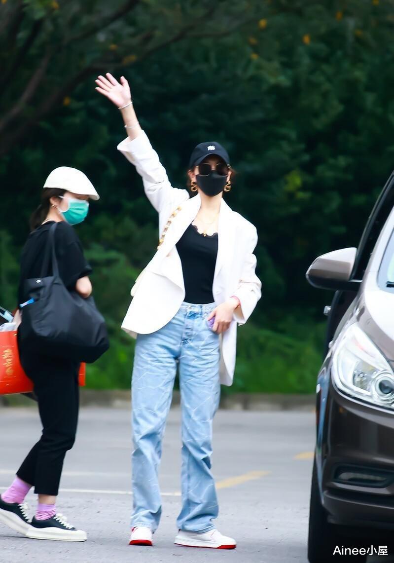 Ainee小屋|当妈的唐嫣开始走成熟路线，穿西装配蕾丝边内搭，挺有富贵感的