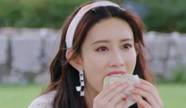 孟子义|孟子义吃完蛋糕没补妆，大笑时忘记捂嘴，自带唇色让粉丝羡慕不已