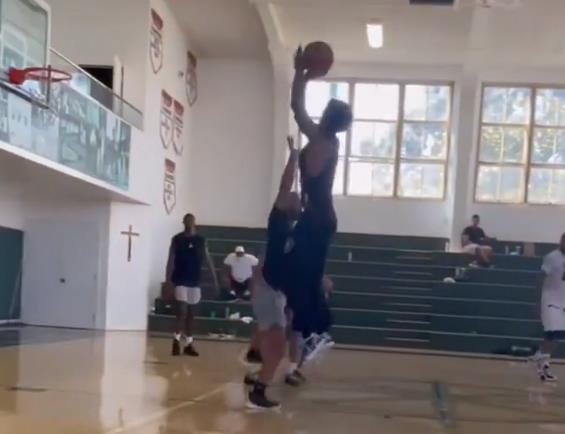 关志玲时尚小助手|野球场虐菜！欧文+甜瓜展无解跳投，状态极佳，篮网+湖人球迷笑憨