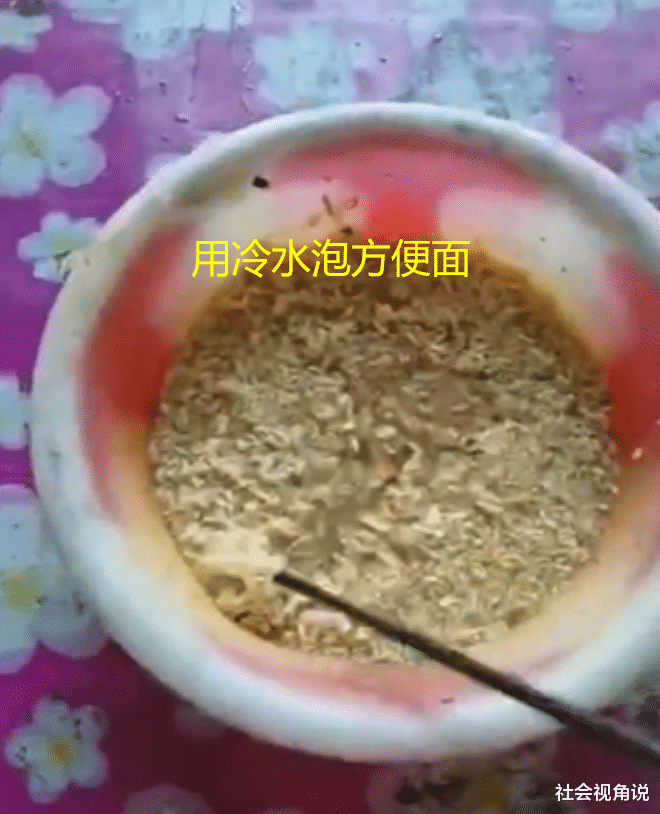 社会视角说 哈尔滨一老人睡冷炕，吃冷水泡的方便面，走访领导怒斥村民