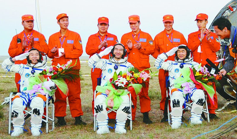 航天员 航天员返回地球后，为什么自己站不起来，要被抬着走？