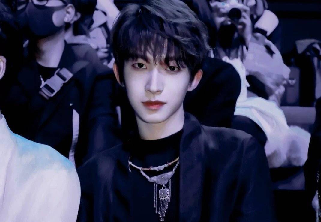 明星|男爱豆的妆感太浓，半夜也不忘化妆，精致过头，偶像包袱极重！