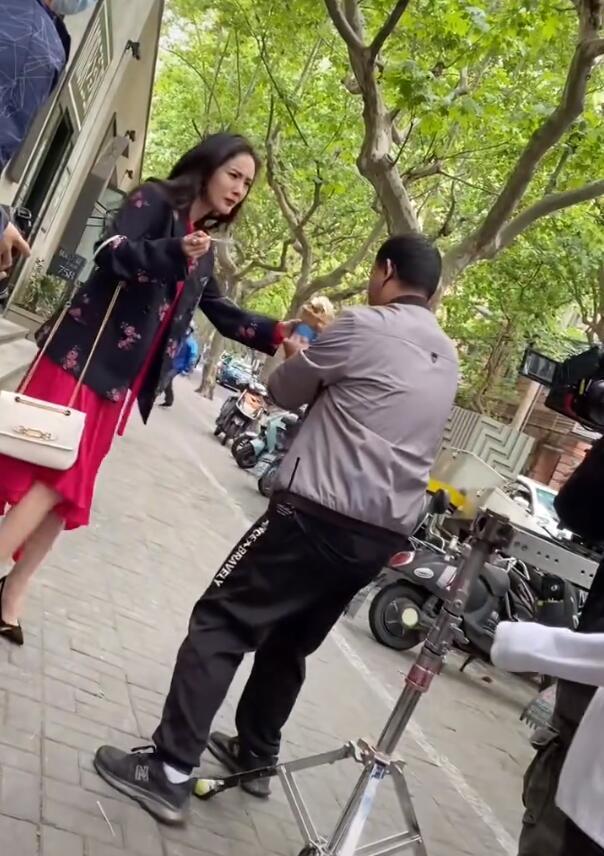 杨幂|杨幂这次出事了！遭网友拍照黑脸翻白眼一脸嫌弃，网友：退圈吧
