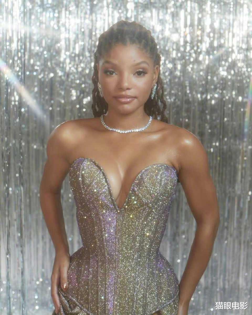 小美人鱼|迪士尼小美人鱼身材绝了！身穿亮钻裙秀大长腿，一脸自信好有气质