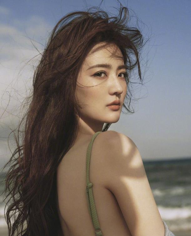 徐璐|徐璐“海滩照”公开,穿15CM热裤还要高抬腿,普通人谁敢这么做