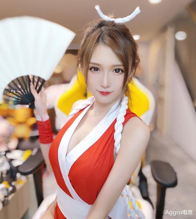 |腐团儿晒旧照，背影照显身材，礼服照重气质，但都不如泳池照