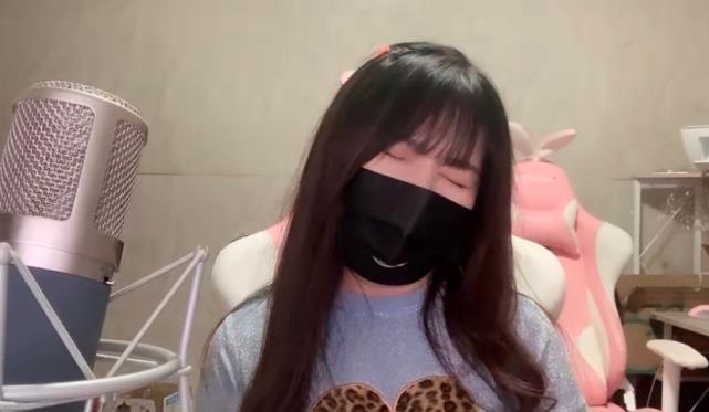 一条小团团|小团团直播口罩掉落,意外露脸后用手遮挡,粉丝P图助其恢复自信