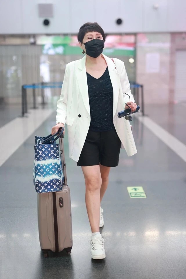 大表姐的时尚圈|59岁张凯丽拒绝“大妈风”，上长下短搭配很时髦，这状态太好了