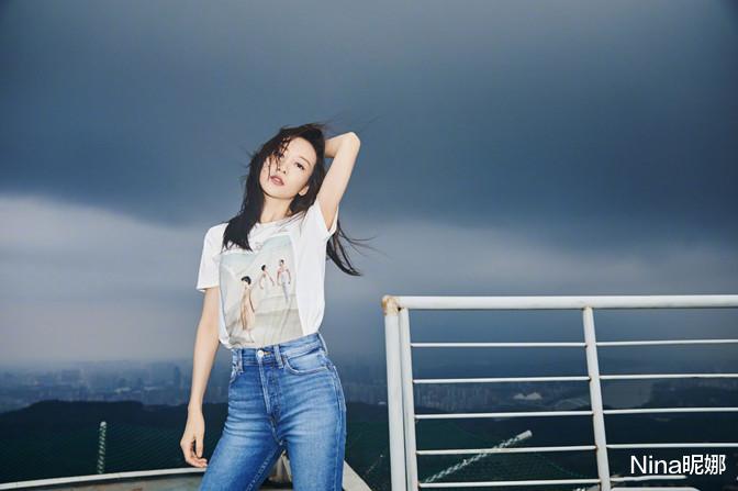 Nina昵娜 王鸥这身长裙真浪费了!露背加露腰显好身材,老式凉鞋毁了高级感