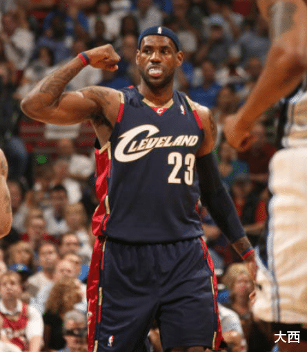 勒布朗·詹姆斯 詹姆斯26岁时也曾被交易，骑士以1换6，送走詹姆斯真不亏