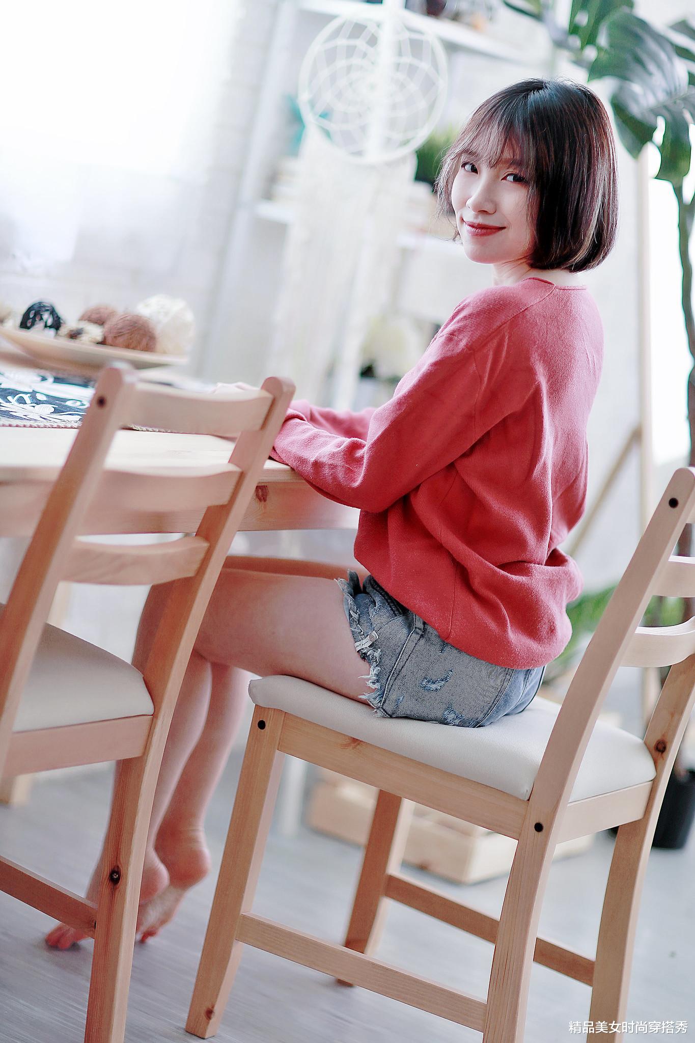 精品美女时尚穿搭秀|西瓜红色的针织衫上衣，下搭牛仔短裤，很是清凉，个性又时尚