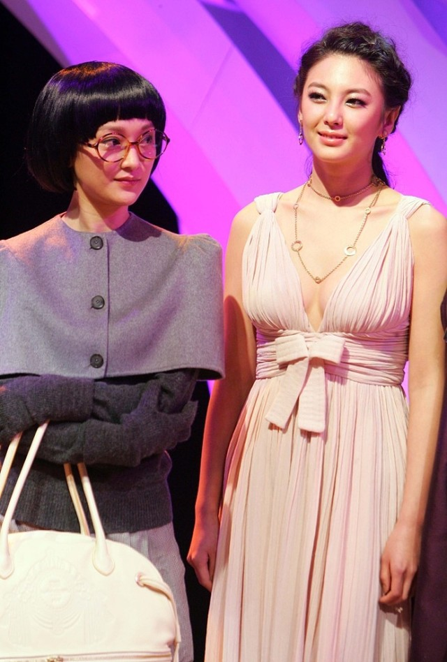 张雨绮|张雨绮女王范十足，穿一袭淡粉色轻纱吊带裙惊艳亮相，尽显女人味