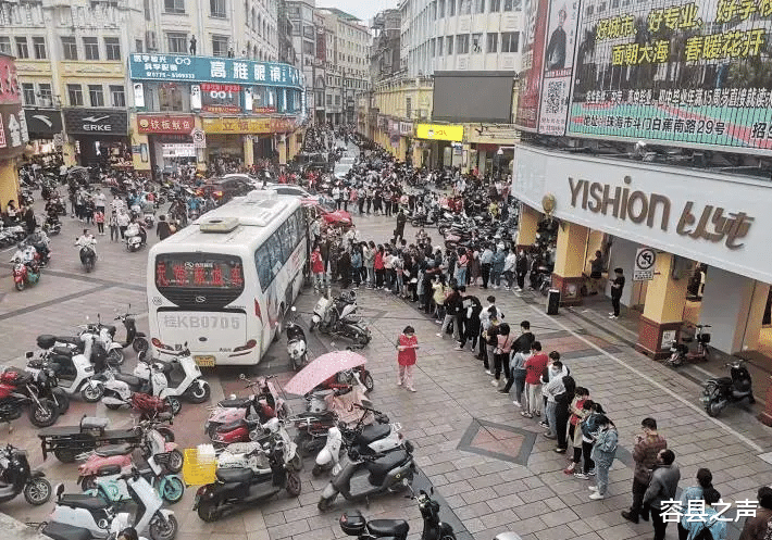 容县之声 广西北流群众为受伤幼儿献血，排起百米长队