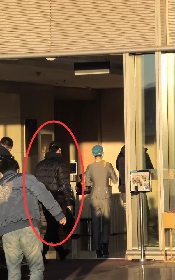 王一博|王一博飞长沙准备跨年演唱会，全身黑超酷帅，4人行穿同款像兄弟