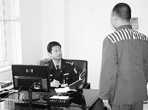 男子自制凶器抢劫杀人,河边抛尸后逃逸,模糊监控暴露凶手信息