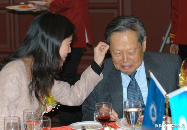 王一博|杨振宁夫妇近照曝光！杨老依然精神抖擞，翁帆却尽显老态？