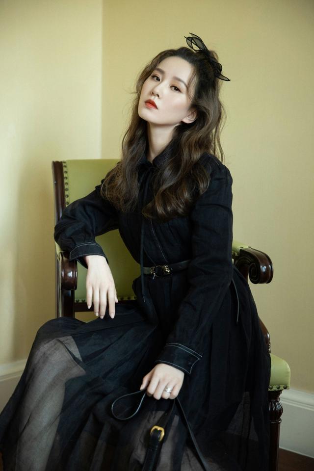 旗袍公馆 刘诗诗黑色纱裙扮“女团”,半扎卷发减龄娇俏,真不像孩子妈