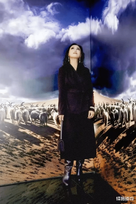 穿衣搭配|章小蕙参加采访，穿着居家服梳着低马尾，悠闲随意雅致满满