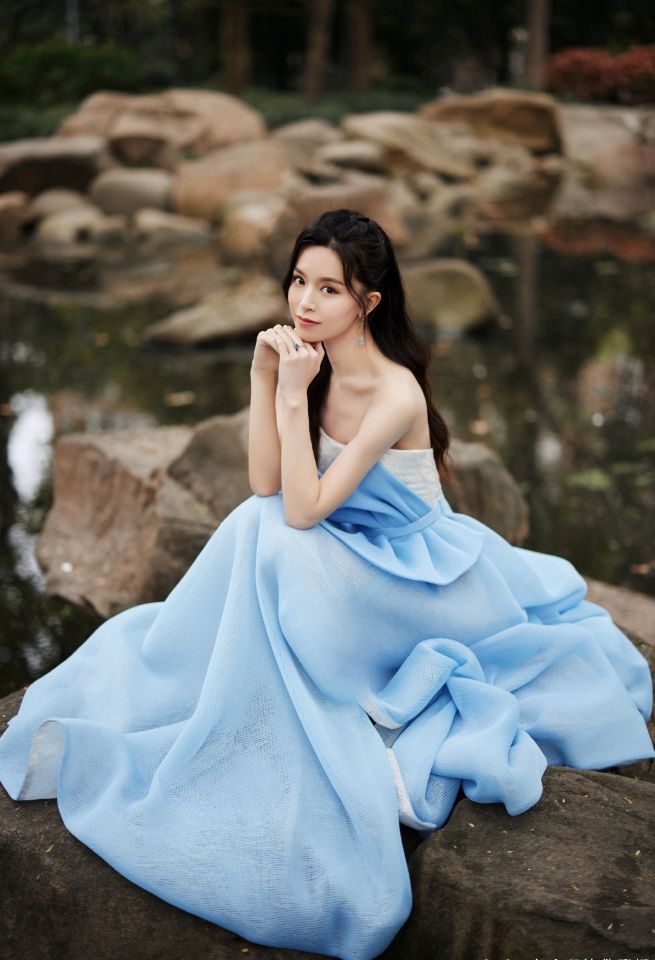 谢霆锋|谢霆锋为她着迷，陈冠希为追她要戒烟，网友：还好都没追上