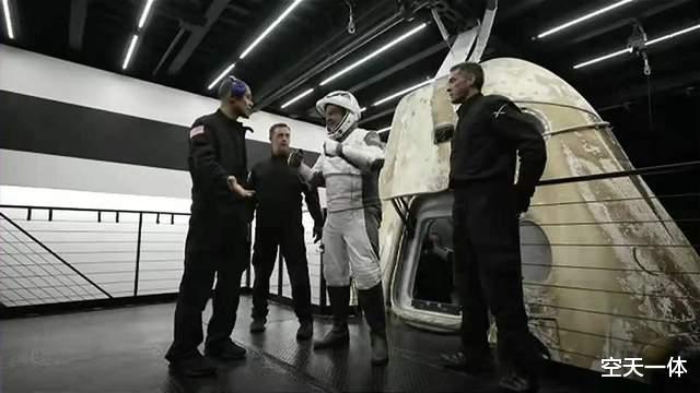 太空 龙飞船游客太空归来，4人都不是专业航天员，出舱为何不用抬起？