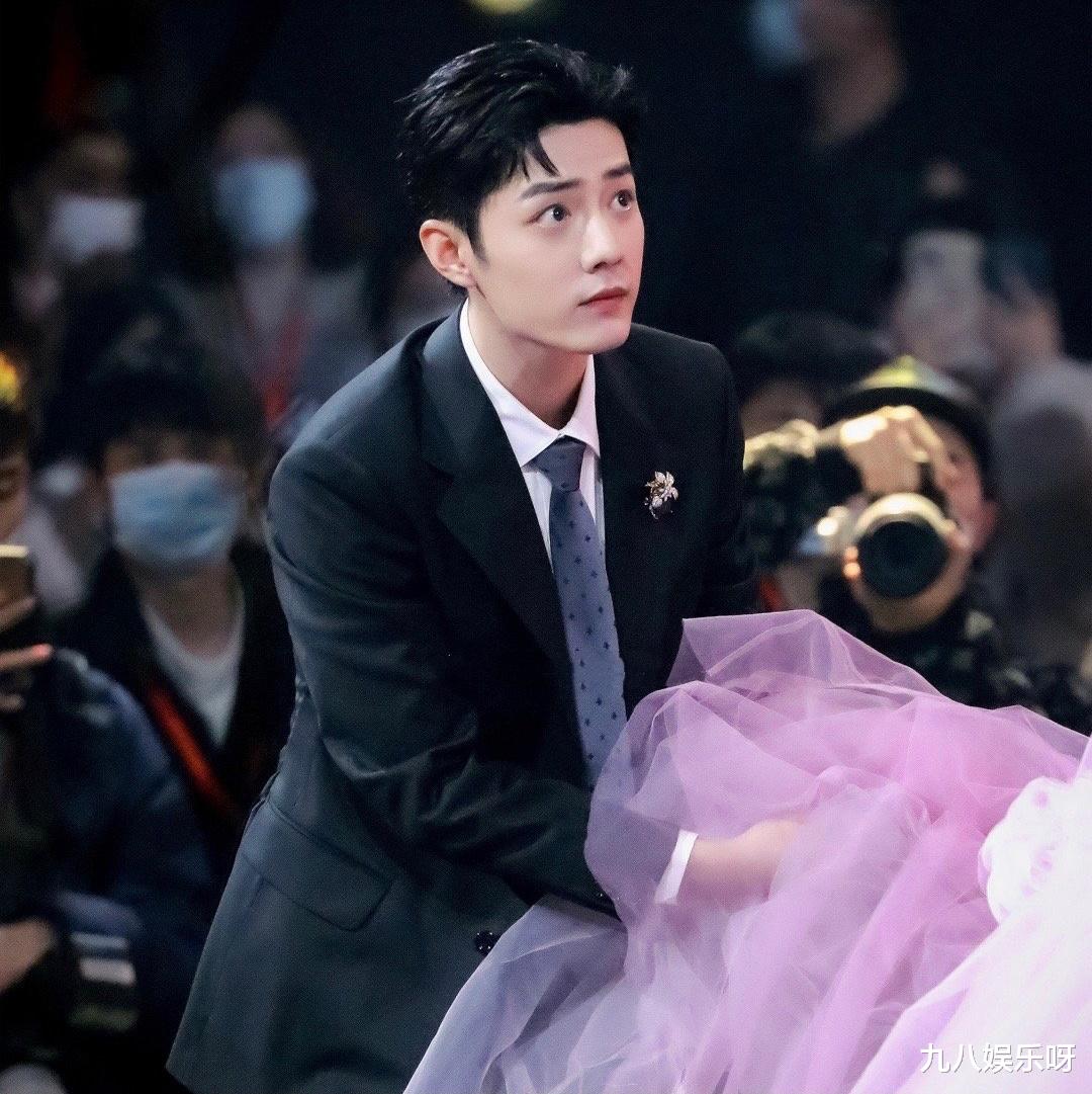 迪丽热巴|微博之夜：同是双人领奖，肖战杨紫相亲相爱，李现热巴却像打架