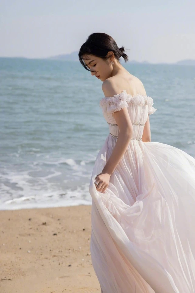 张子枫|国民闺女张子枫彻底大逆袭！穿露肩裙美成希腊公主，成红毯大赢家