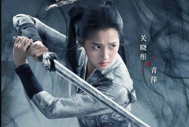 关晓彤|24岁关晓彤生图惊艳！穿黑丝秀长腿曲线婀娜，一抹红唇气质冷艳